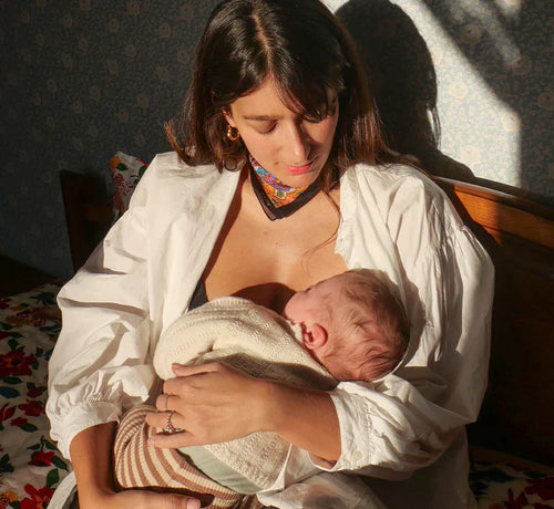 Femme allaitant son bébé – moment tendre entre mère et enfant - Mustela Belgium - 1