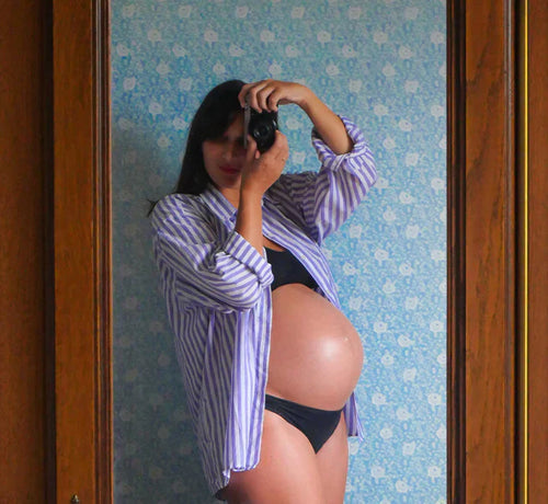 Femme enceinte prenant une photo avec une caméra - Mustela Belgium - 1