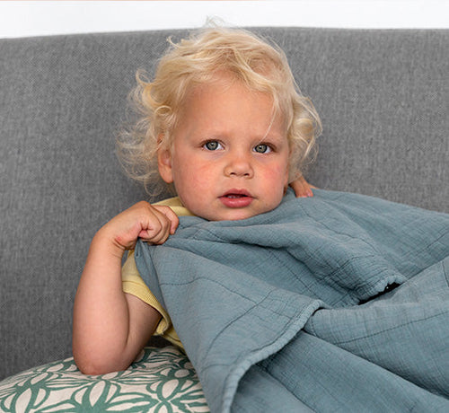 Enfant blond sous un plaid - Mustela Belgium - 1