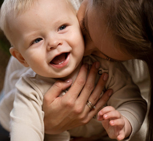 Enfant proche de sa maman à quatre pattes - Mustela Belgium - 1