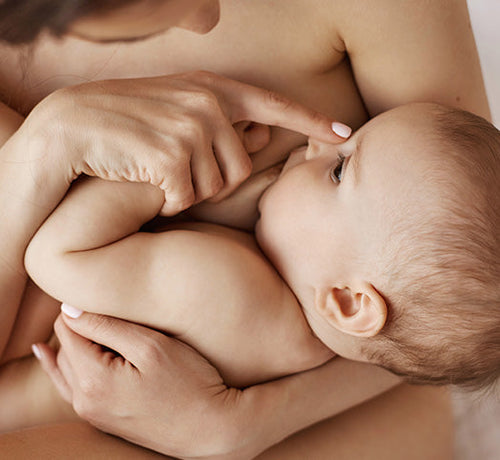 Maman qui allaite son bébé nue - Mustela Belgium - 1