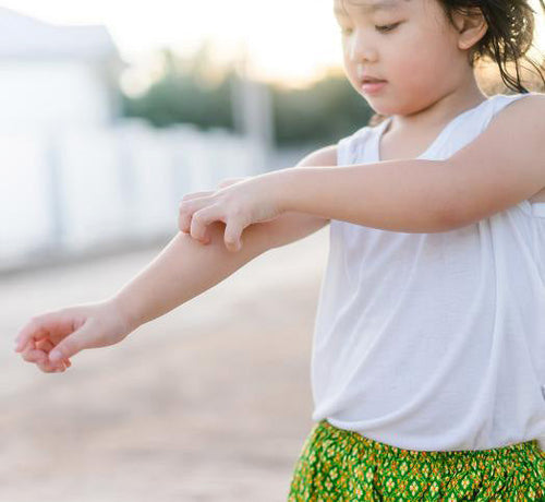 Fille qui se gratte le coude - Mustela Belgium - 1