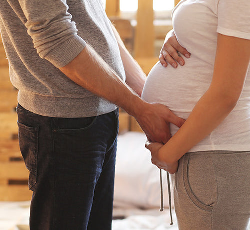 Homme qui touche le ventre d'une femme enceinte - Mustela Belgium - 1