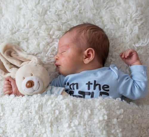 Bébé qui dort dans un lit avec une peluche lapin - Mustela Belgium - 1