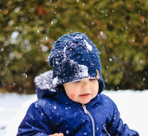 Enfant avec un bonnet sous la neige - Mustela Belgium - 1