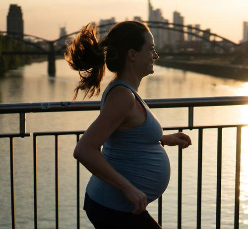 Profil d'une femme enceinte qui court dans new york - Mustela Belgium - 1