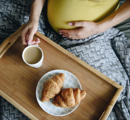 Plateau en bois avec des croissants et un café - Mustela Belgium - 1