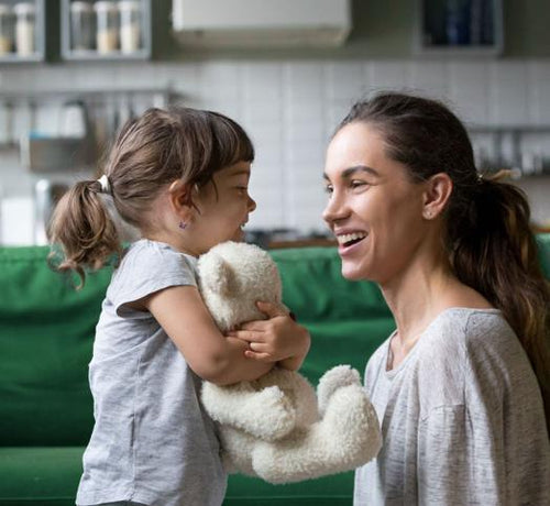 Femme qui rigole avec un enfant fille qui tient une peluche dans les mains - Mustela Belgium - 1