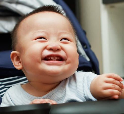 bébé qui sourit - Mustela Belgium - 1