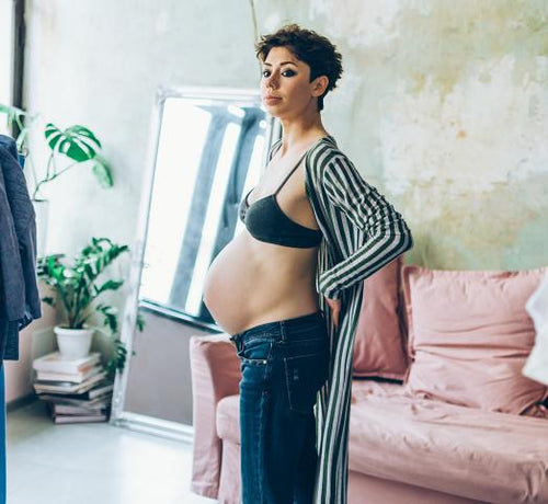 femme enceinte en soutien-gorge - Mustela Belgium - 1
