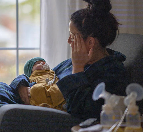 Femme qui tient son bébé dans ses bras - Mustela Belgium - 1