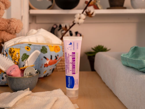 Crème pour le change Mustela placée sur la table à langer à côté des autres produits de soin pour bébé - Mustela Belgium - 3