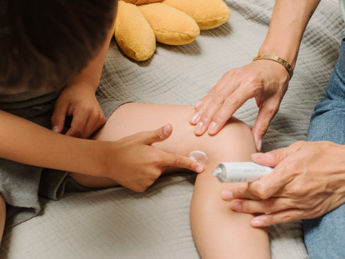 Une maman appliquant de la crème Stelatopia Mustela anti-démangeaisons à son enfant - Mustela Belgium - 3