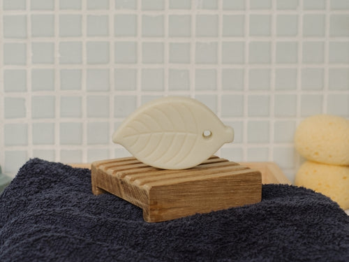 Le savon solide Shampoing Douche Solide est posé sur un porte-savon dans une salle de bain - Mustela Belgium - 3