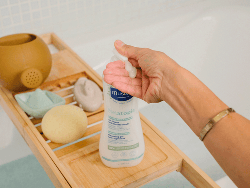Stelatopia Gel Lavant anti-tiraillements, placé aux côtés de produits de salle de bains. - Mustela Belgium - 6