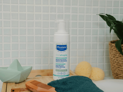 Le shampoing moussant Stelatopia pour nourrissons est placé à côté des articles de salle de bain - Mustela Belgium - 3