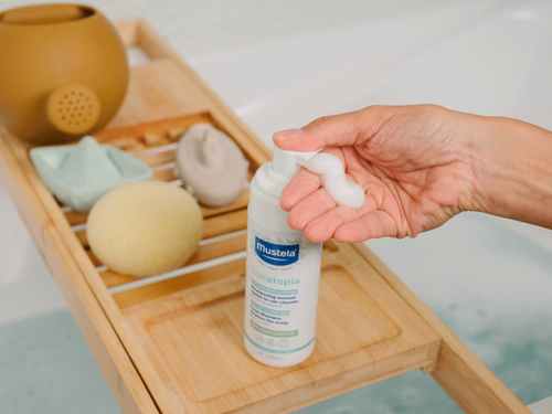 Le shampooing en mousse pour nourrissons Stelatopia est placé à proximité des produits de salle de bain - Mustela Belgium - 4
