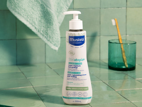 Crème atopie stelatopia pour bébé mustela posé dans une salle de bain verte - Mustela Belgium - 4