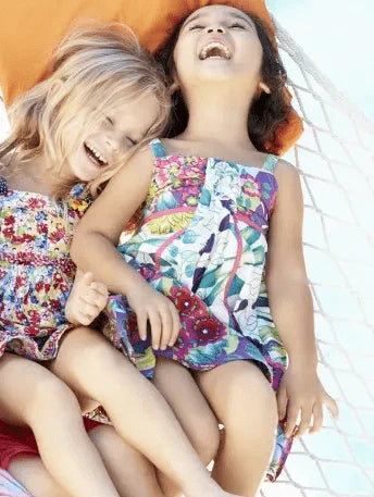 deux-filles-rigolent-dans-hamac - Mustela Belgium - 1