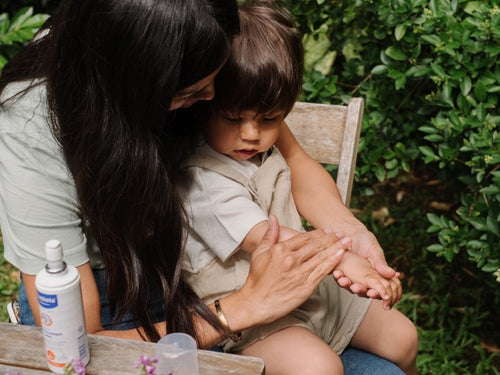 Une maman appliquant à son enfant la Lotion Anti-Moustique Protection Bébé de Mustela - Mustela Belgium - 5