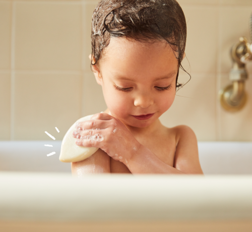 Enfant dans le bain qui se lave avec un shampoing solide Mustela - Mustela Belgium - 1