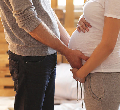 Homme qui touche le ventre d'une femme enceinte - Mustela Belgium - 1