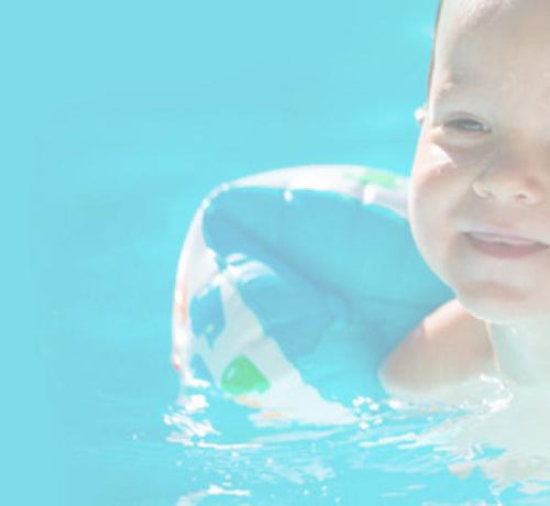 bebe dans l'eau avec bouée brassard - Mustela Belgium - 1