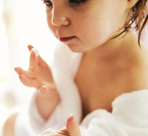 Enfant fille qui a de la crème sur les doigts - Mustela Benelux - 1