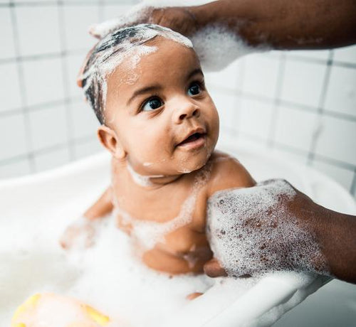 Bébé qui se lave dans un bain avec plein de mousse - Mustela Benelux - 1