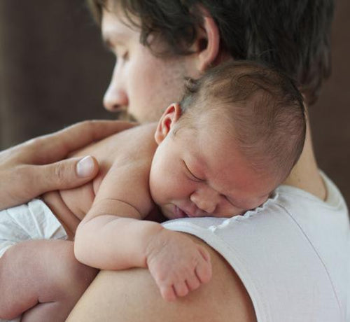 Papa qui tient son bébé sur son épaule - Mustela Belgium - 1