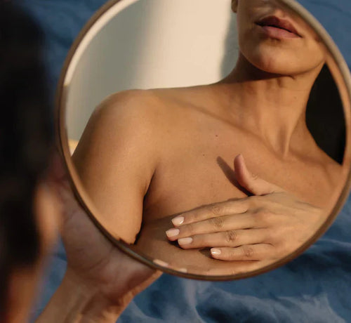 Femme posant délicatement la main sur sa poitrine - Mustela Belgium - 1