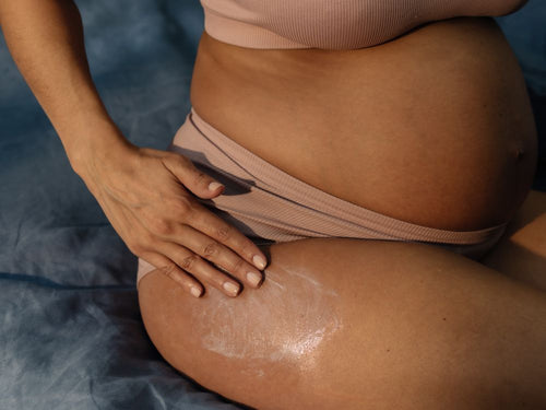 Une femme enceinte s'appliquant la Crème Vergetures sans parfum de chez Mustela - Mustela Belgium - 3