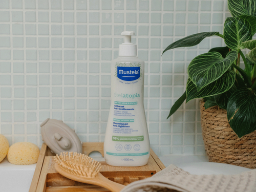 Gel lavant anti-tiraillements Stelatopia placé aux côtés de produits de salle de bains. - Mustela Belgium - 5