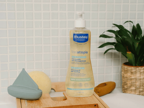 Stelatopia Huile lavante de Mustela placée à côté d'autres produits de salle de bains - Mustela Belgium - 6