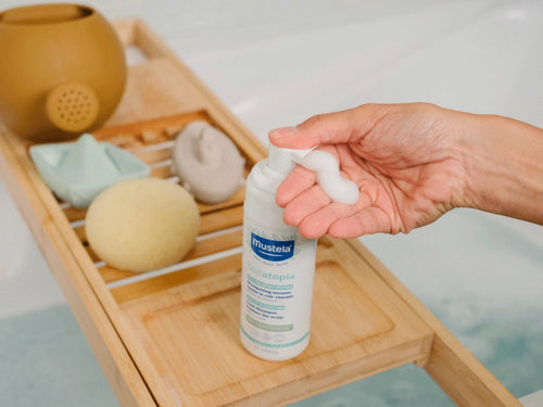  Le shampooing en mousse pour nourrissons Stelatopia est placé à proximité des produits de salle de bain - Mustela Belgium - 3