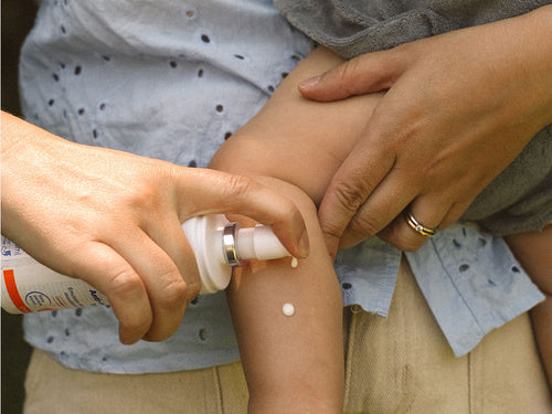 application creme anti moustique peau bébé - Mustela Belgium - 3