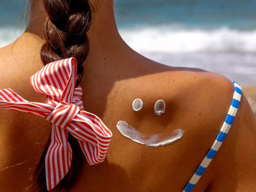 Smiley dessiné avec de la crème solaire sur le dos d'un enfant - Mustela Belgium - 4