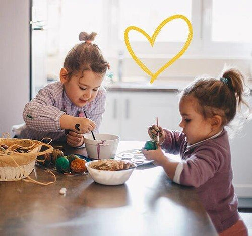 deux-enfants-peinture-oeufs - Mustela Belgium - 1
