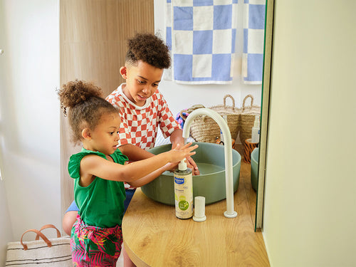 deux enfants se lavant les mains avec le gel lavant mustela bio - Mustela Belgium - 3