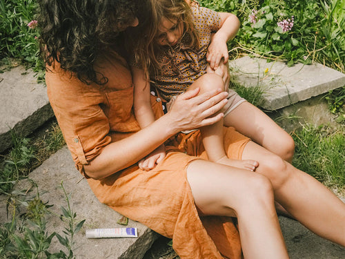 maman enfant application crème réparatrice Mustela sur une éraflure - Mustela Belgium - 3